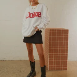 Coca Cola World Sweat - Vintage White 8 Coca Cola World Sweat - Vintage White -Outfityo Sales 07b2ed4c1dd9454f9cd0aaca4e4b69be dc94c9fc da9b 4de6 b9b9 edef753b1a6c scaled