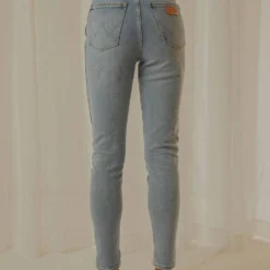 Wrangler Tyler Rolled Jean - Integral Vintage -Outfityo Sales 478e33348d0046a898f55ad27eb14429 scaled