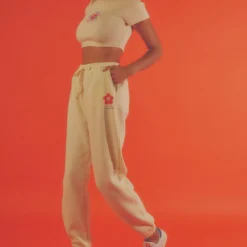 Vacancy Supply X Micke Lindebergh - Blume Sweatpant - Buttercream -Outfityo Sales a391cde98ff24f038a5091c7cd098c88 scaled